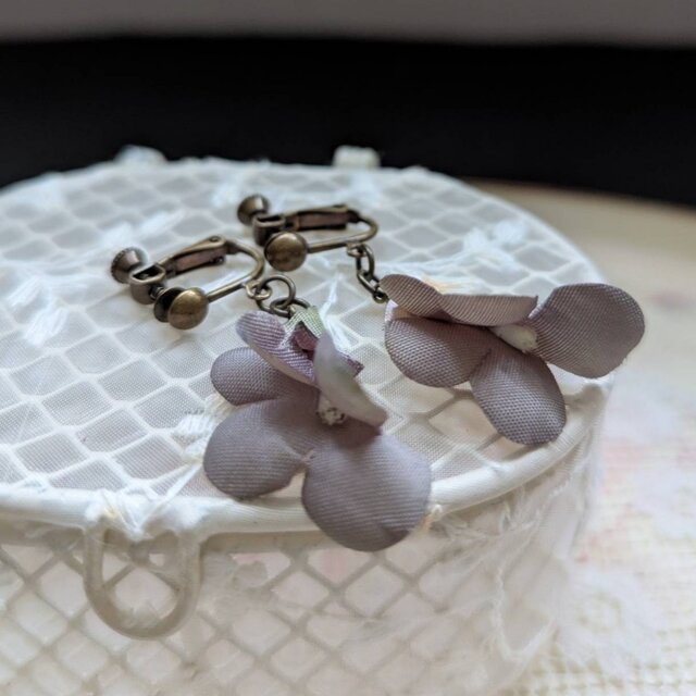 イヤリング野すみれ（グレイ色）D78