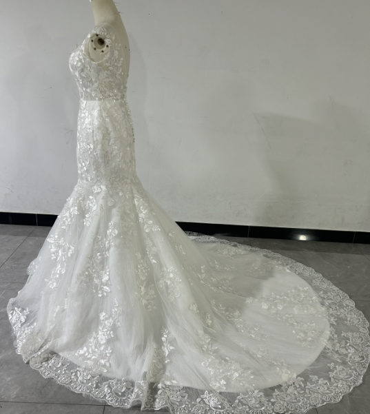実例写真！ウェディングドレス 繊細レース ソフトマーメイドライン