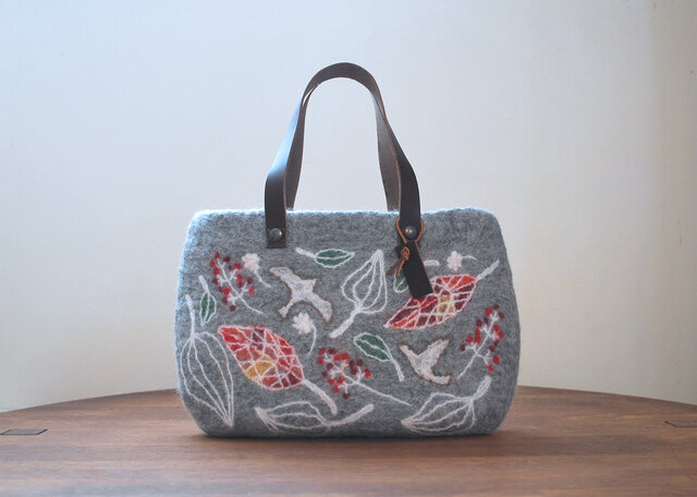 羊毛フェルトバッグ/赤の季節 | iichi 日々の暮らしを心地よくする