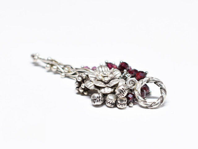 パール　ガーネット　アイオライト　ハンドメイド　シルバー　ペンダントトップ 蔦やお花、蕾カレンシルバーとたわわなガーネット＆インド