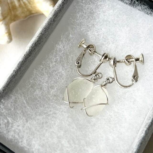 Silver925》心がクリアになるホワイトシーグラスのイヤリング Silver925》心がクリアになるホワイトシーグラスのイヤリング