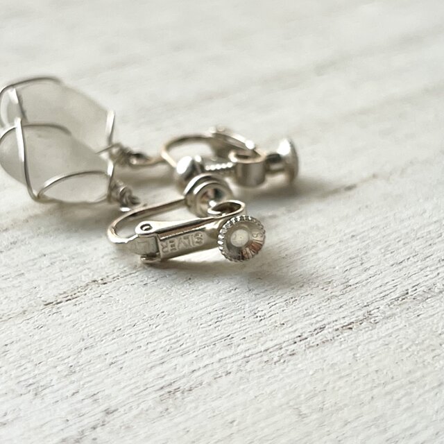 目の前にある幸せ　　※イヤリング価格となっております Silver925》心がクリアになるホワイトシーグラスのイヤリング | iichi