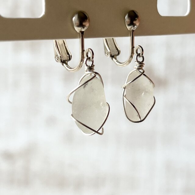 Silver925》心がクリアになるホワイトシーグラスのイヤリング Silver925》心がクリアになるホワイトシーグラスのイヤリング