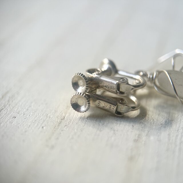 Silver925》心がクリアになるホワイトシーグラスのイヤリング | iichi