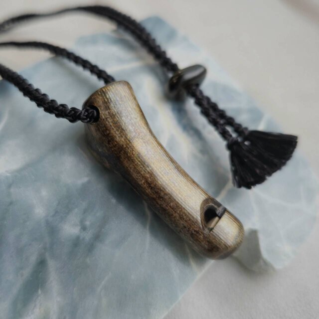 虹彩珊瑚の笛ペンダント #3 | iichi 日々の暮らしを心地よくする