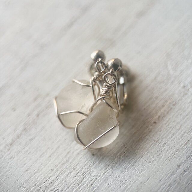 《Silver925》小さく揺れるホワイトシーグラスのイヤリング