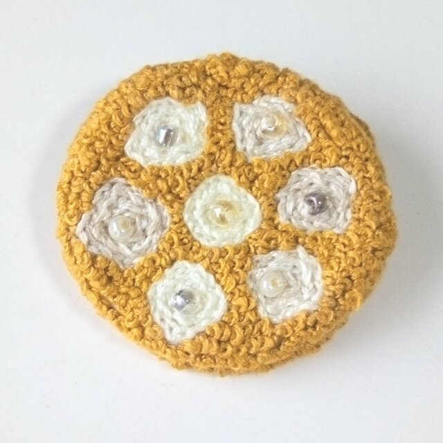 まるいビーズ刺繍ブローチ　からし色にお花