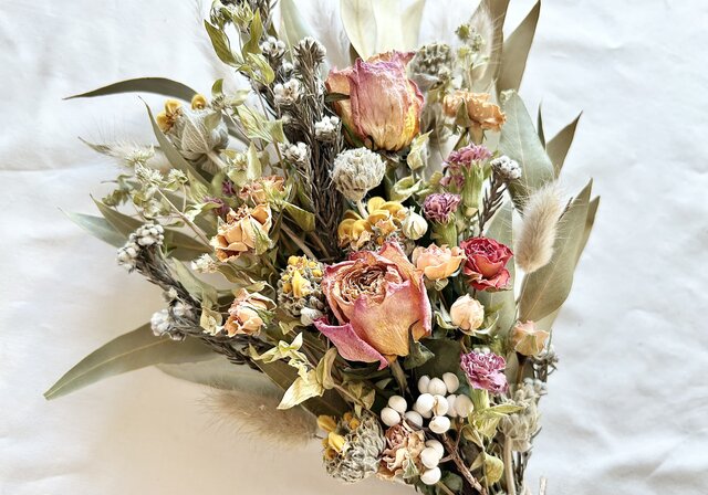 薔薇とユーカリのスワッグ | iichi 日々の暮らしを心地よくする