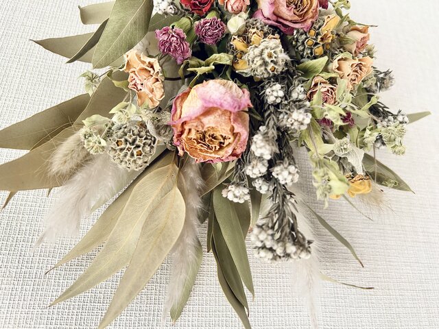 薔薇とユーカリのスワッグ | iichi 日々の暮らしを心地よくする