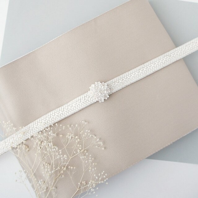 再販受付　つまみ細工 　帯留め　帯飾り　白色　金 再販受付 つまみ細工 帯留め 帯飾り 白色 金 - メルカリ