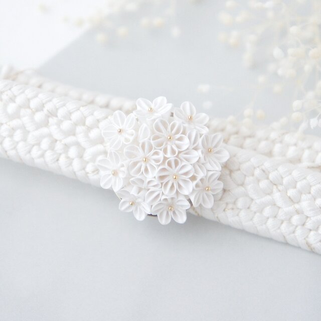 再販受付　つまみ細工 　帯留め　帯飾り　白色　金 再販受付 つまみ細工 帯留め 帯飾り 白色 金 - メルカリ