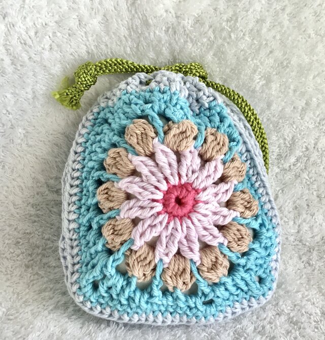 クロシェの花柄巾着・ブルー