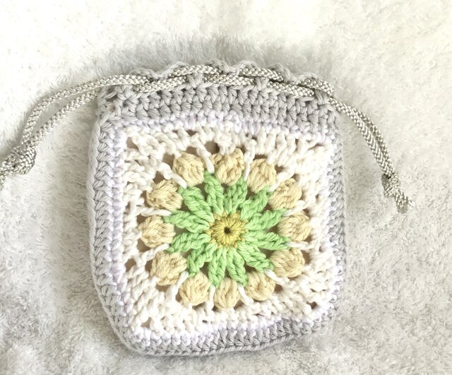 クロシェの花柄巾着・グレー×ホワイト（グリーン） | iichi 日々の