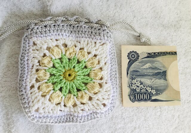 クロシェの花柄巾着・グレー×ホワイト（グリーン） | iichi 日々の