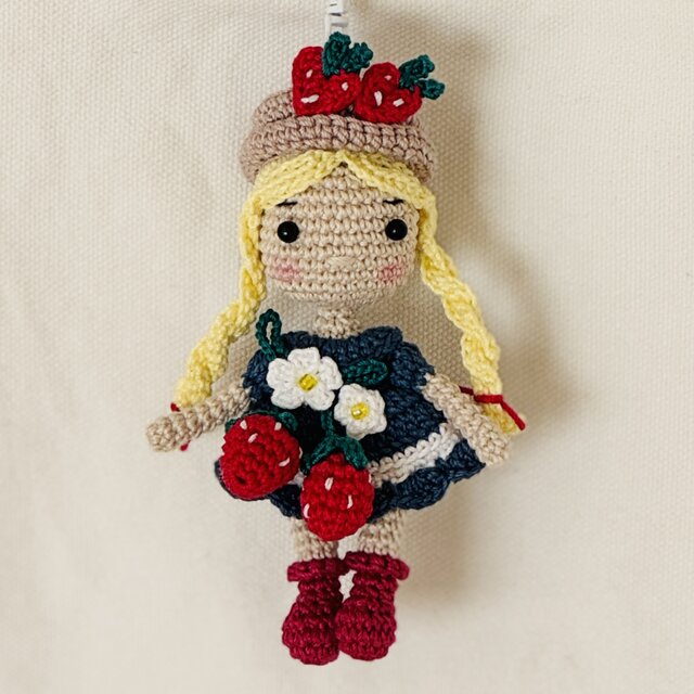 あみぐるみ・ドールチャーム　ちいかわ　いちごちゃん