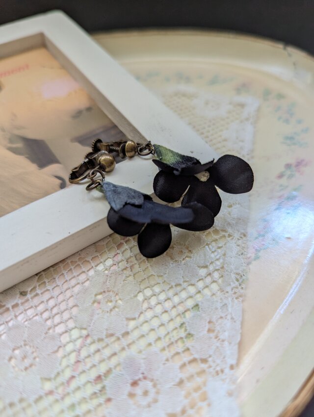 イヤリング野すみれ（ブラック色）D80