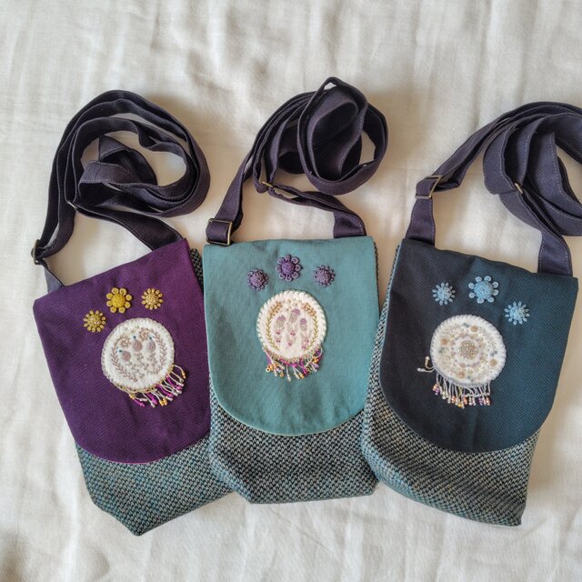 手刺繍のミニポシェット