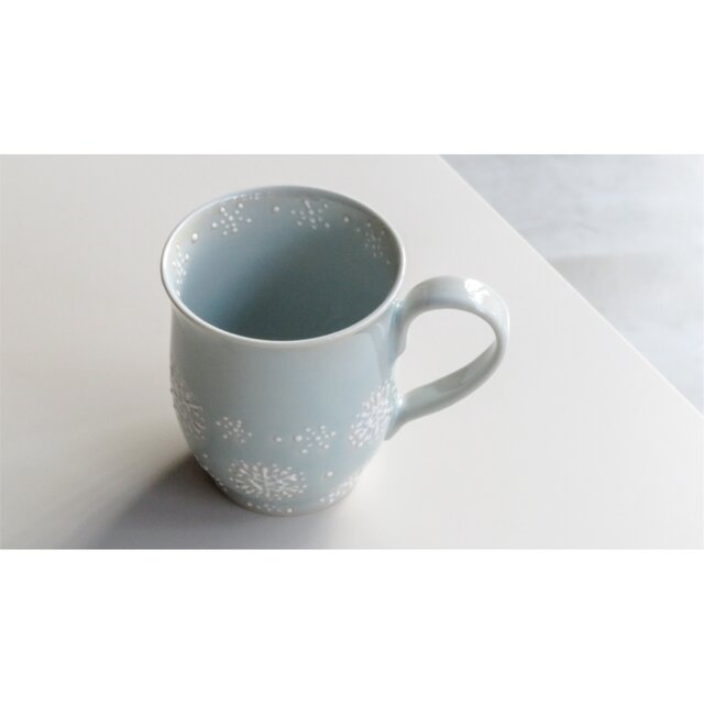 有田焼：青磁雪紋 マグカップ | iichi 日々の暮らしを心地よくする