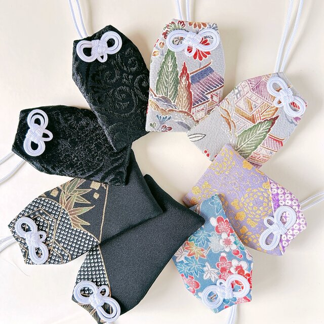 シンプルでシックなお守り袋