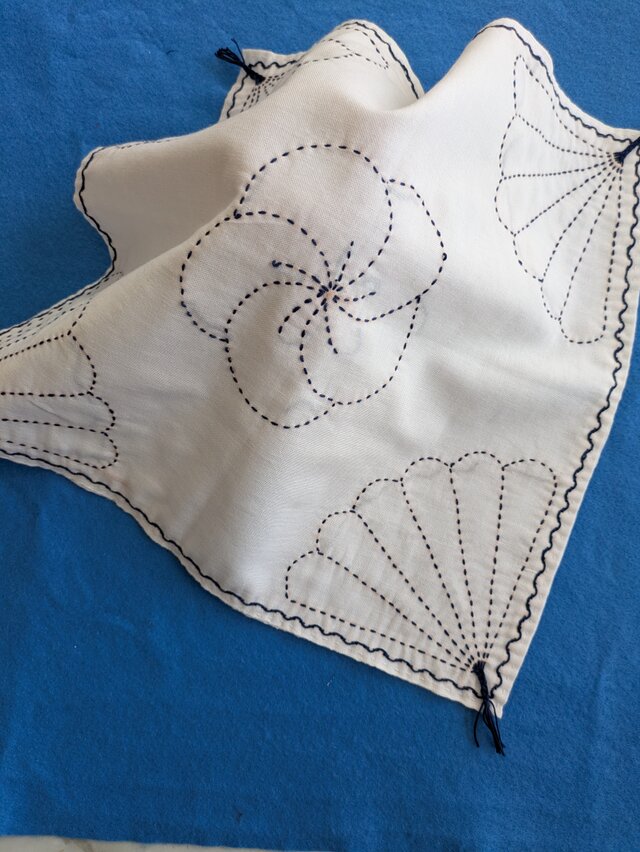 刺し子ふきん 7－② 紺色 扇とねじり梅 | iichi 日々の暮らしを