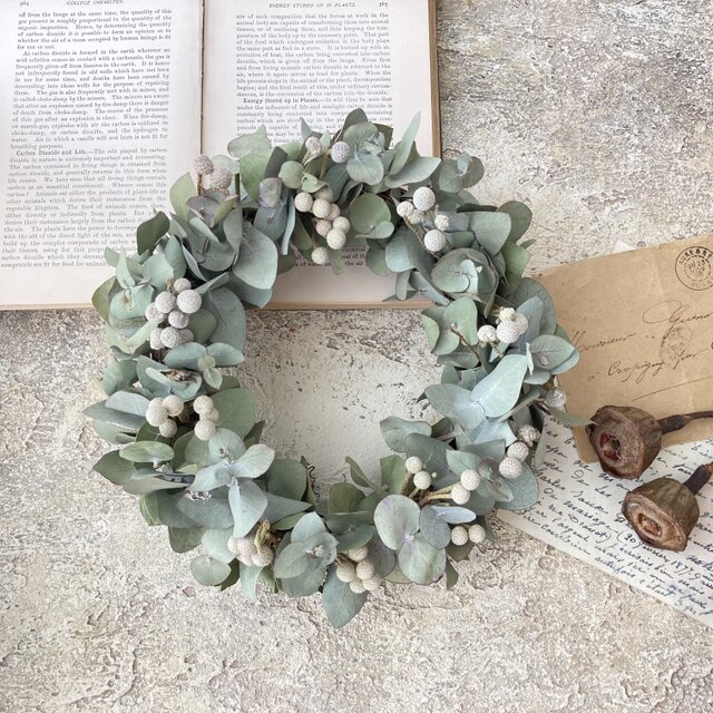 季節に関係なく長く飾れる！ユーカリのシンプルリース20〜実ものを合わせて〜