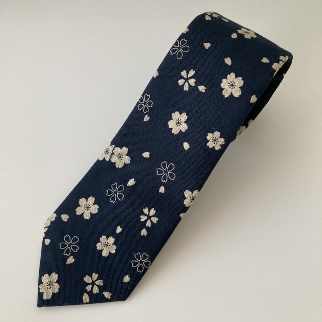 桜吹雪柄ネクタイ