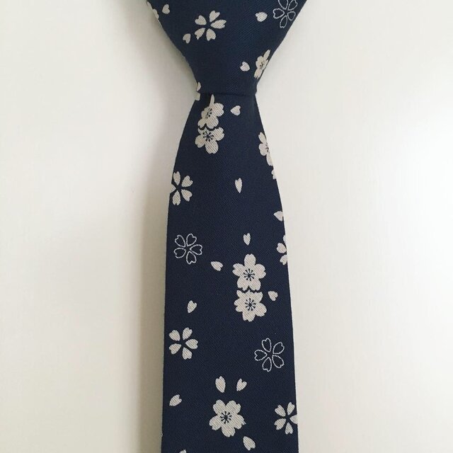 桜吹雪柄ネクタイ | iichi 日々の暮らしを心地よくするハンドメイドや