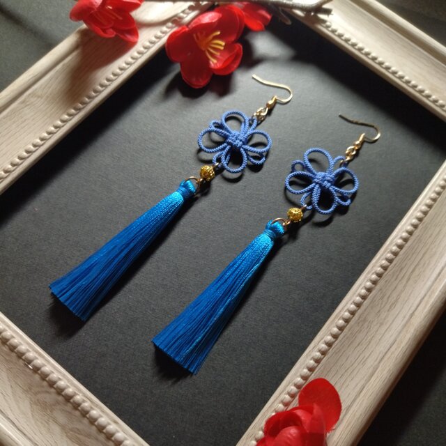 【和風】【ゴールドビーズ】吉祥結びとタッセルのピアス（イヤリング）（薄青）【チャイナ】【中華風】【着物】【浴衣】【成人式】