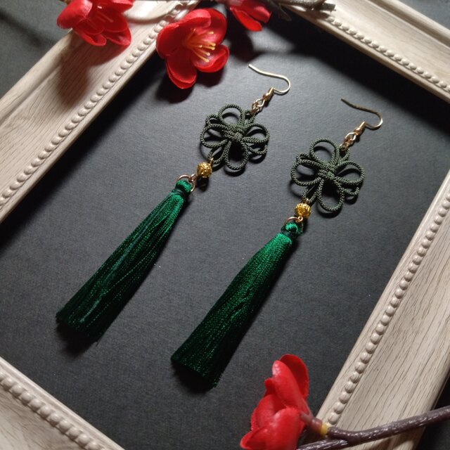 【和風】【ゴールドビーズ】吉祥結びとタッセルのピアス（イヤリング）（深緑）【チャイナ】【中華風】【着物】【浴衣】【成人式】