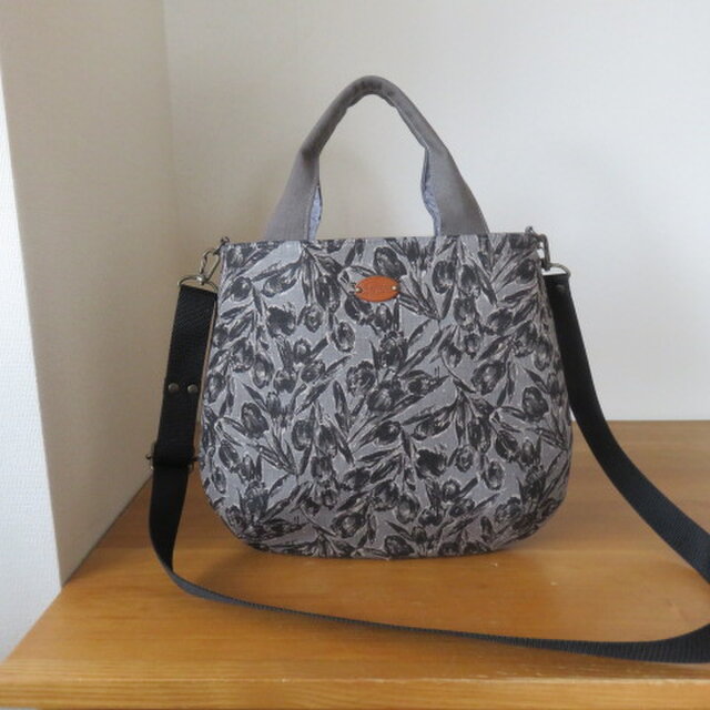 SALE　YUWAブラックチューリップ柄リネンの2WAYおにぎり型トートバッグ