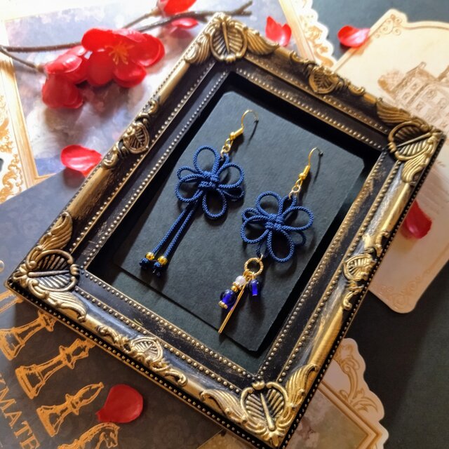 【和風】飾り結びのアシンメトリーのピアス（イヤリング）（紺）【チャイナ】【中華風】【着物】【浴衣】【成人式】【卒業式
