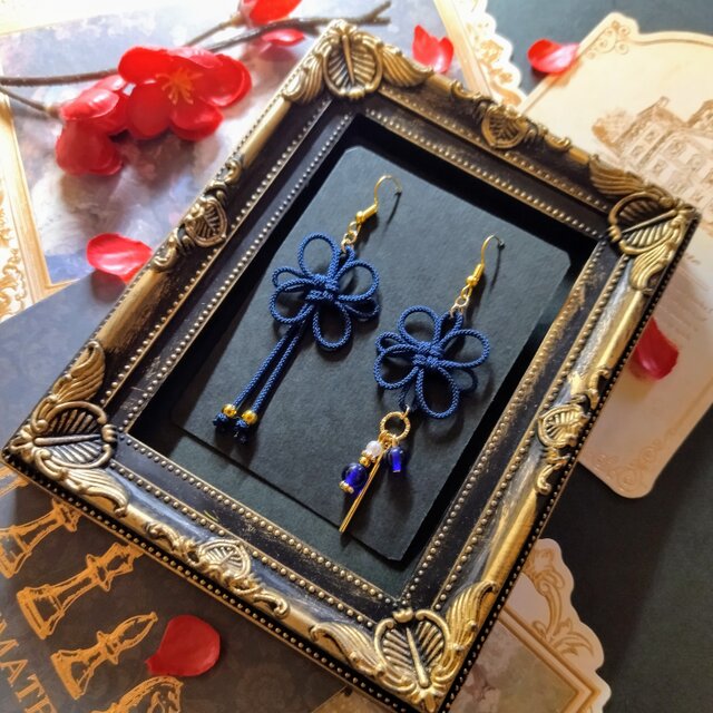 和風】飾り結びのアシンメトリーのピアス（イヤリング）（紺