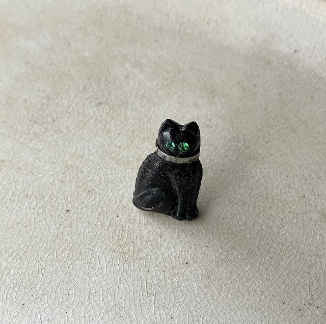 チェコガラス　ネコのブローチ チェコ人作家：ヤブロネツガラスのブローチ（動物シリーズ・ねこ