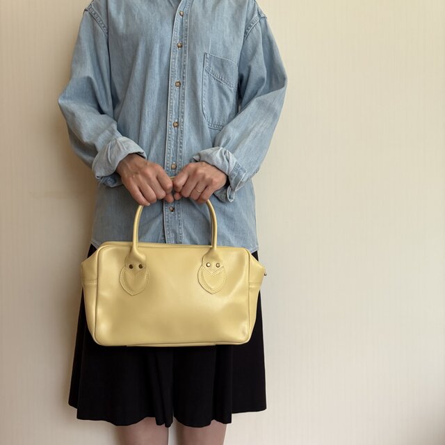 秋の空気を感じる。本革 ノベリストバッグ／マスタードイエロー｜本好きのためのアンティークデザイン