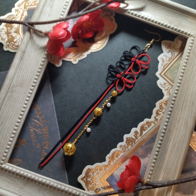 【片耳】【和風】【バイカラー】吉祥結びとゴールドビーズのピアス（イヤリング）（色オーダー可）【チャイナ】【中華風】【着物】【袴】