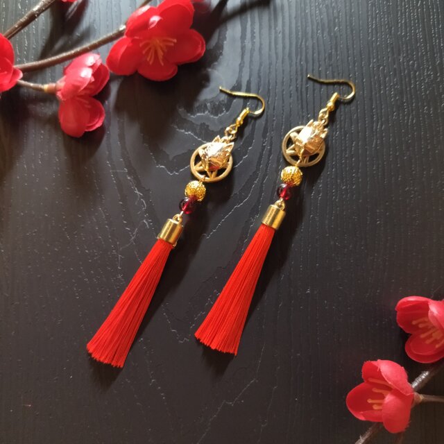 【和風】狐面とタッセルのピアス（イヤリング）（赤）【チャイナ】【中華風】【着物】【袴】【浴衣】