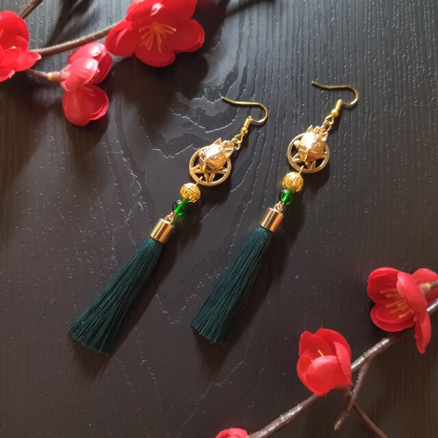 【和風】狐面とタッセルのピアス（イヤリング）（深緑）【チャイナ】【中華風】【着物】【袴】【浴衣】