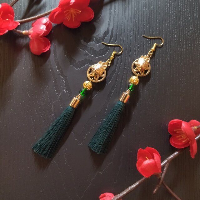 和風】狐面とタッセルのピアス（イヤリング）（深緑）【チャイナ