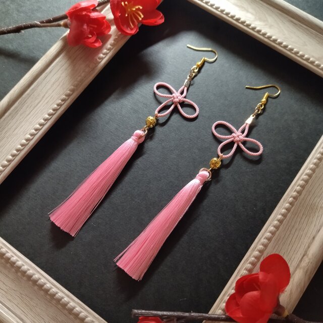 【和風】【ゴールドビーズ】几帳結びとタッセルのピアス（イヤリング）（薄ピンク）【チャイナ】【中華風】【着物】【浴衣】【成人式】