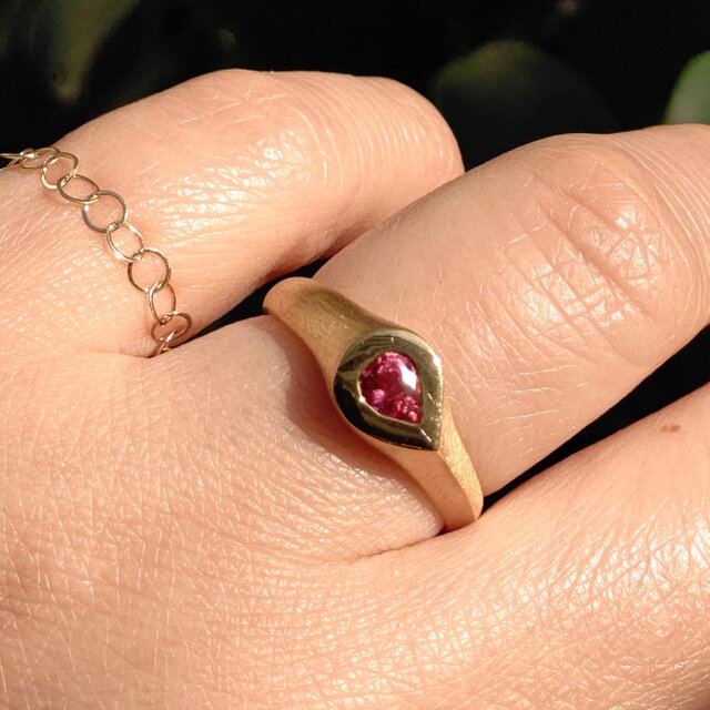 ルビー ペアシェイプカット 伏せ込み 印台 シルバーSV925リング