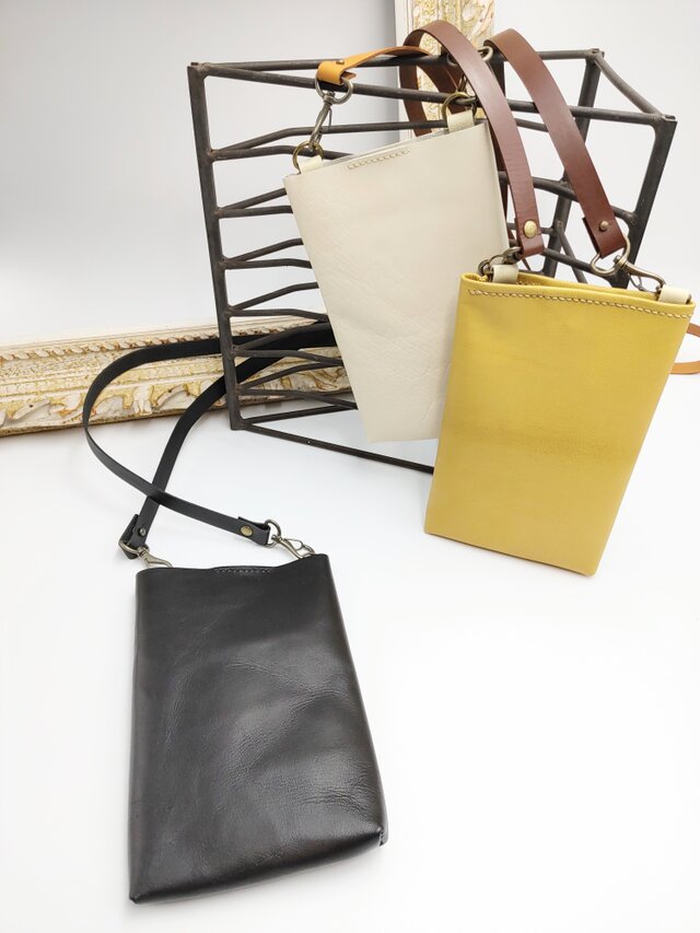 革　スマホバッグ