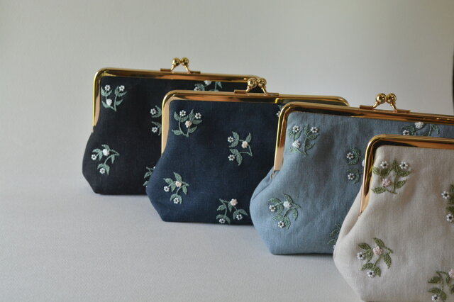 受注制作】【エクリュ】ビーズ 刺繍 小花 がま口 ポーチ | iichi 日々