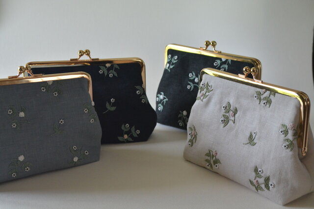 受注制作】【エクリュ】ビーズ 刺繍 小花 がま口 ポーチ | iichi 日々