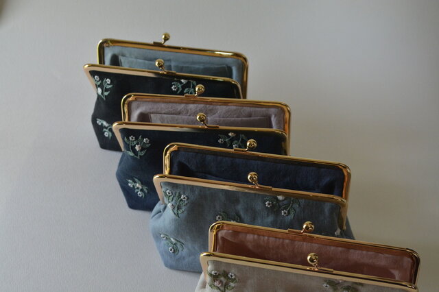 受注制作】【エクリュ】ビーズ 刺繍 小花 がま口 ポーチ | iichi 日々