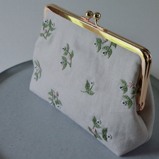 受注制作】【エクリュ】ビーズ 刺繍 小花 がま口 ポーチ | iichi 日々