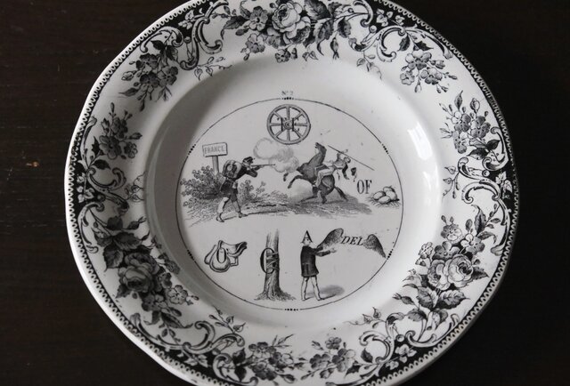 フランス　アンティーク　クレイユモントロー　なぞなぞプレート　グリザイユ クレイユモントロー なぞなぞ グリザイユ 平皿 フランス アンティーク