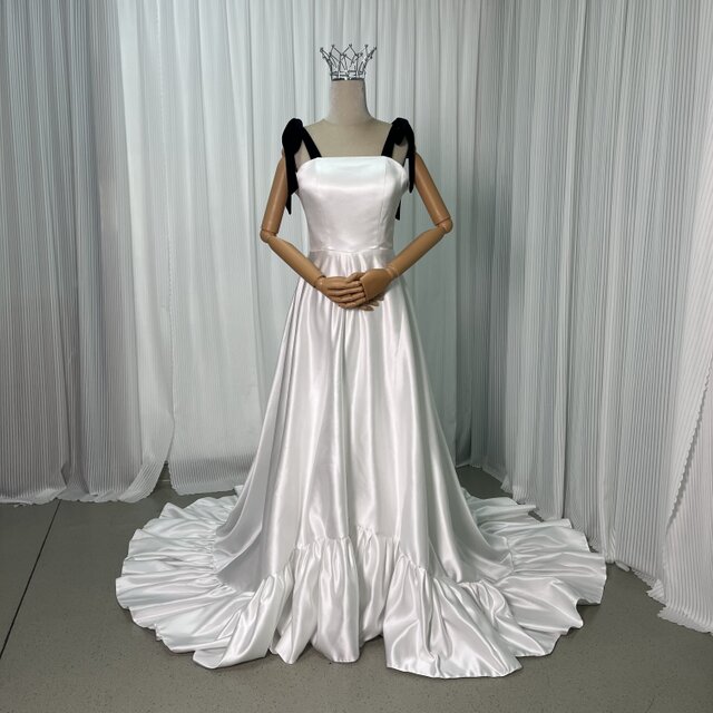 クラシカル オフホワイト パーティードレス 黒いショルダーベルト 背中見せ トレーン デザイン感 披露宴