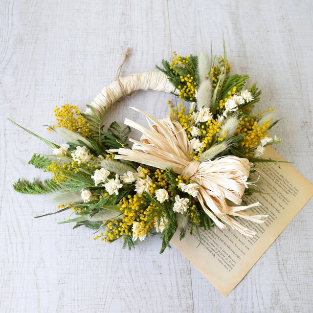 春を待つミモザのリース