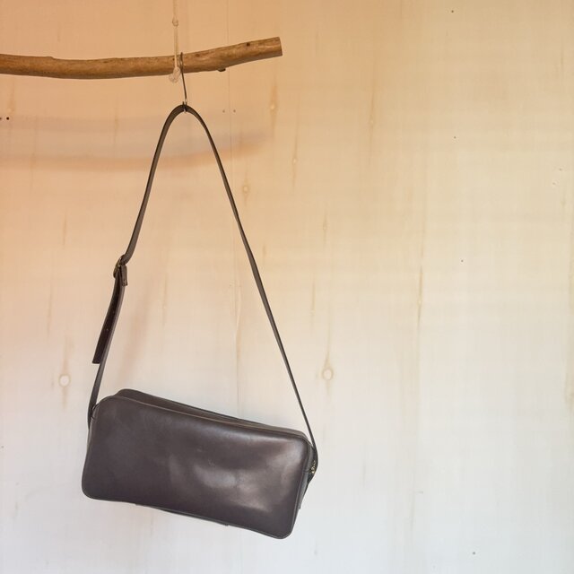 都会に馴染むモノトーン。本革 ツールバッグ／グレー｜無駄を削ぎ落とした静かな存在感