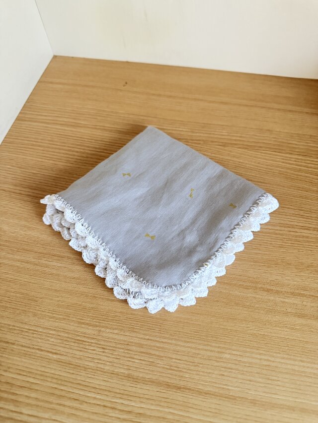 607.ふわふわ♡ダブルガーゼハンカチ♡25×28 ¥880 ダブルガーゼ2枚合わせのふわふわハンカチ（リボン） | iichi 日々の